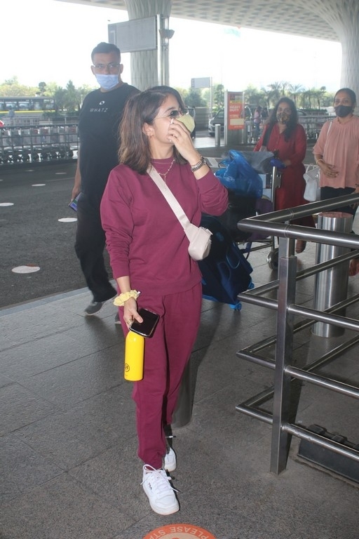 Shweta Tripathi Spotted At Airport - 11 / 13 photos