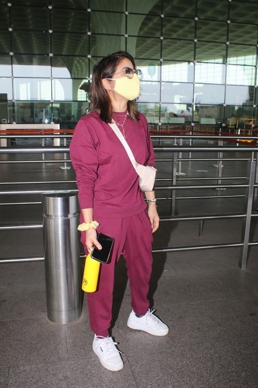 Shweta Tripathi Spotted At Airport - 13 / 13 photos