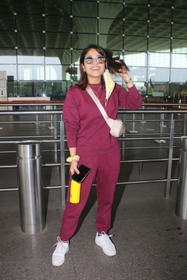 Shweta Tripathi Spotted At Airport - 5 of 13