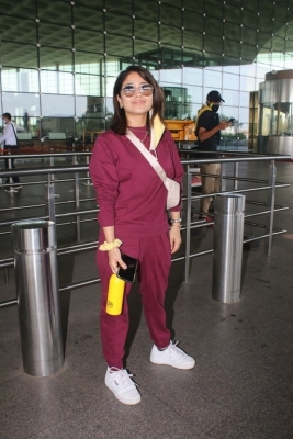 Shweta Tripathi Spotted At Airport - 6 of 13