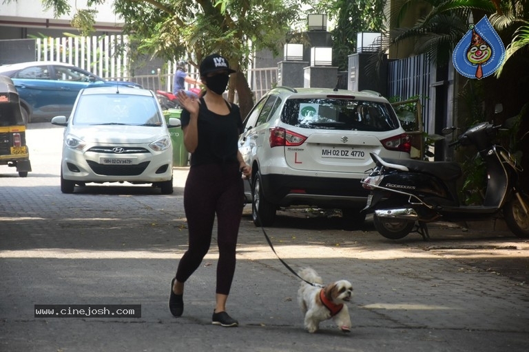 Sophie Choudhary Spotted In Bandra - 4 / 11 photos