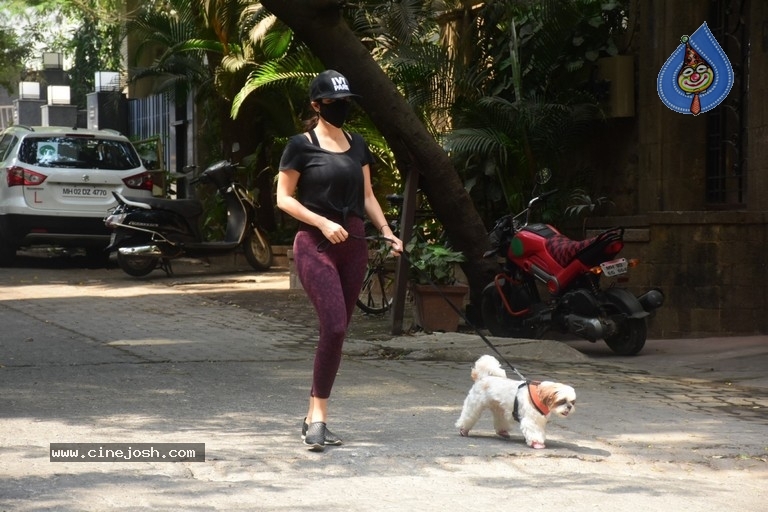 Sophie Choudhary Spotted In Bandra - 7 / 11 photos