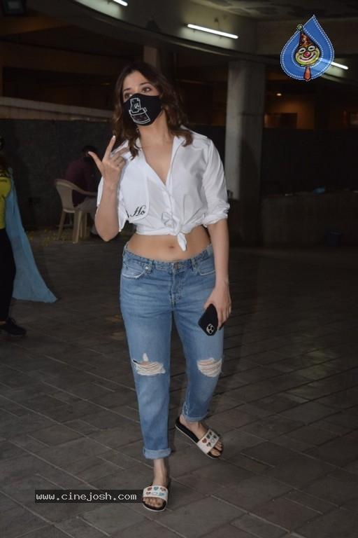 Tamanna Bhatia Spotted At Andheri - 12 / 15 photos