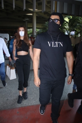 Tara Sutaria - Arjun Kapoor Spotted At Airport - 2 of 15