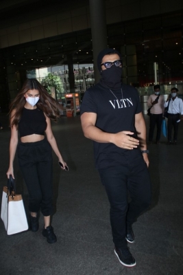 Tara Sutaria - Arjun Kapoor Spotted At Airport - 8 of 15