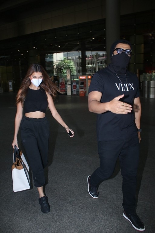 Tara Sutaria - Arjun Kapoor Spotted At Airport - 5 / 15 photos