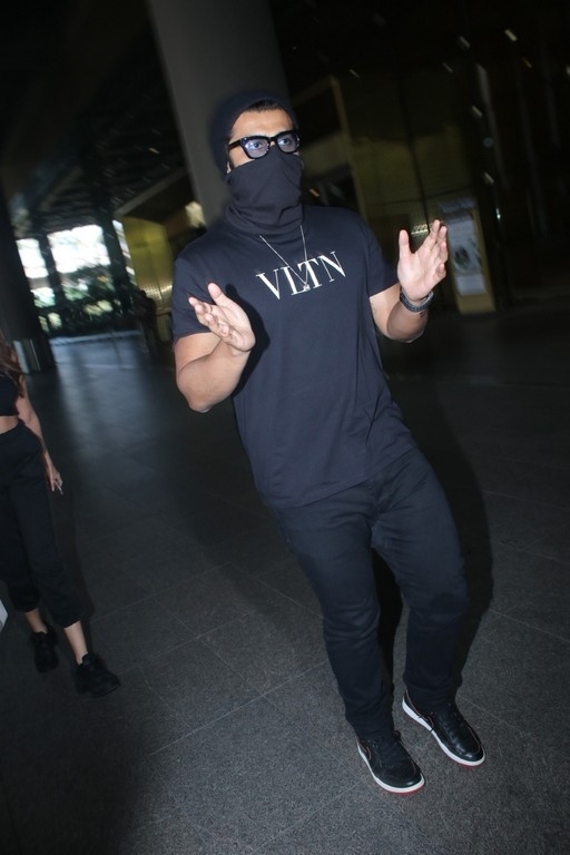 Tara Sutaria - Arjun Kapoor Spotted At Airport - 9 / 15 photos