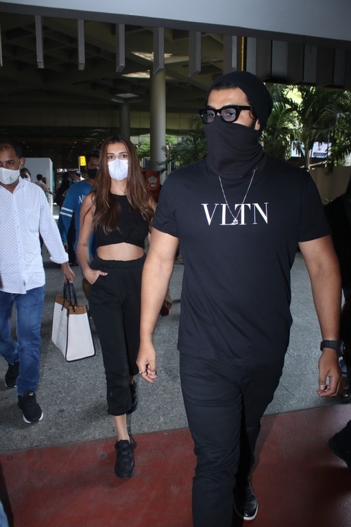 Tara Sutaria - Arjun Kapoor Spotted At Airport - 10 / 15 photos