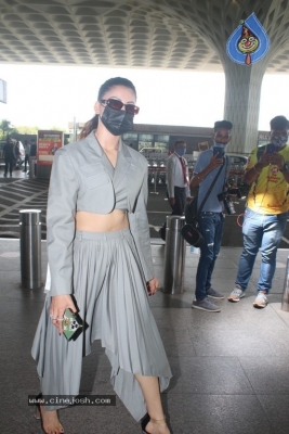 Urvashi Rautela Spotted At Airport - 4 of 21
