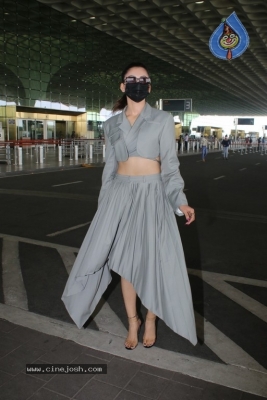 Urvashi Rautela Spotted At Airport - 16 of 21