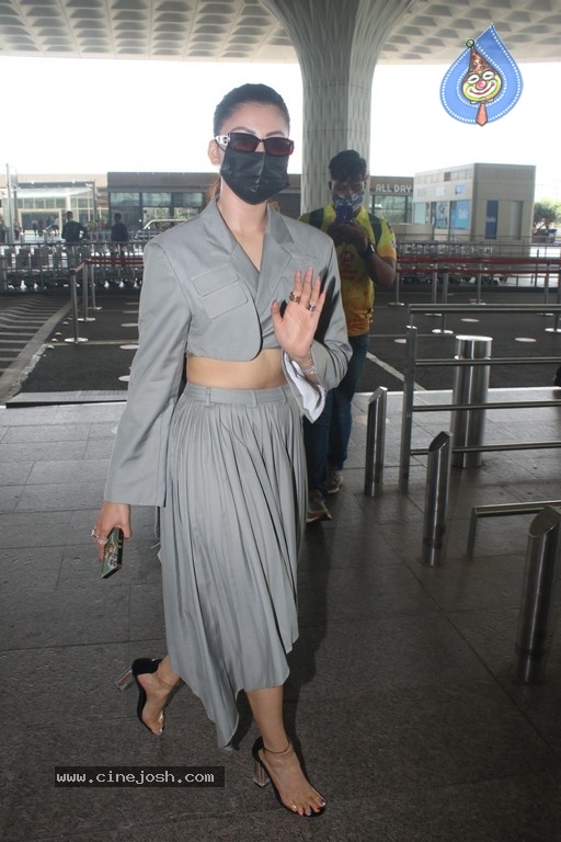 Urvashi Rautela Spotted At Airport - 3 / 21 photos