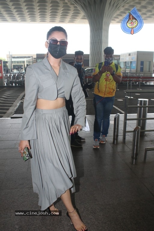 Urvashi Rautela Spotted At Airport - 17 / 21 photos