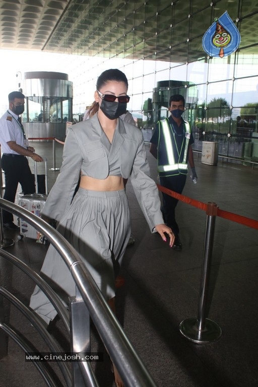 Urvashi Rautela Spotted At Airport - 21 / 21 photos