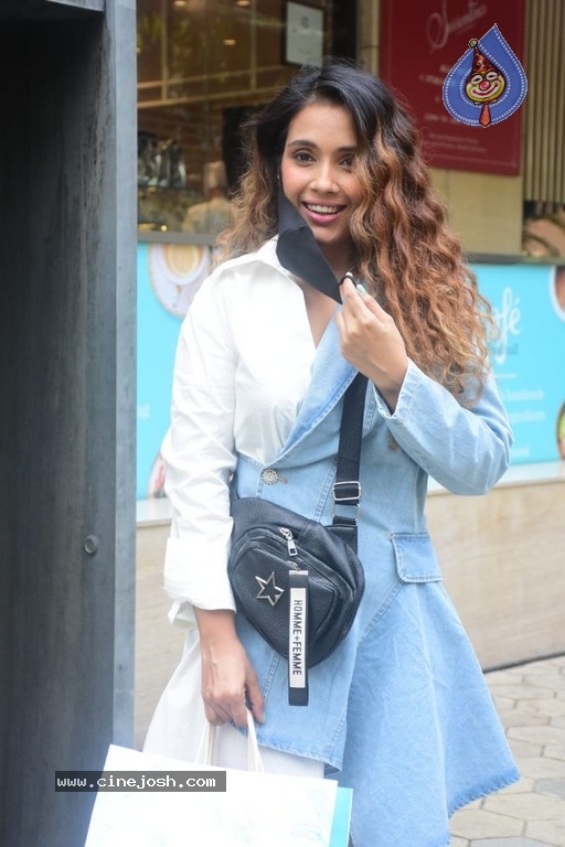 Veronica Vanij Spotted Outside Food Hall At Santacruz - 1 / 19 photos