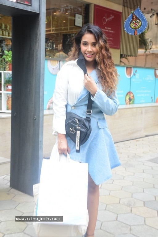 Veronica Vanij Spotted Outside Food Hall At Santacruz - 14 / 19 photos