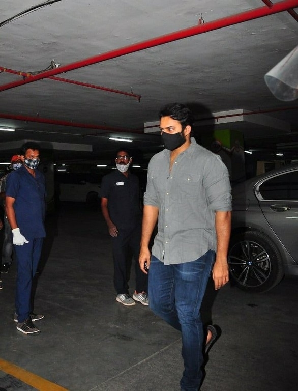 Mega Family Watches Vakeel Saab - 4 / 6 photos