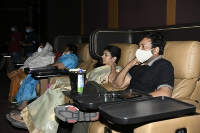 Mega Family Watches Vakeel Saab - 6 of 6