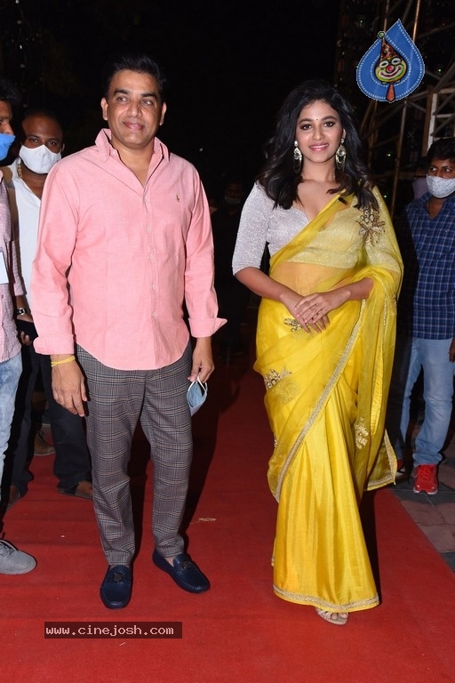 Vakeel Saab Pre Release Event 01 - 20 / 35 photos
