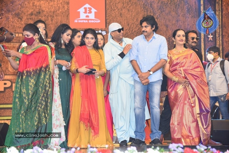 Vakeel Saab Pre Release Event - 75 / 93 photos