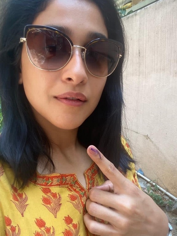 Celebrities casting vote in TN Elections - 5 / 35 photos