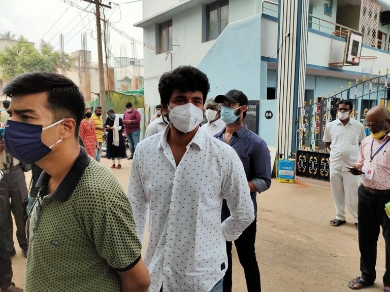 Celebrities casting vote in TN Elections - 9 / 35 photos