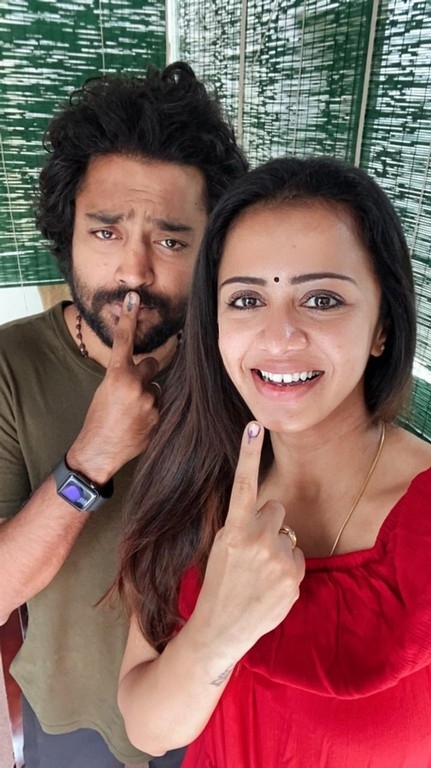 Celebrities casting vote in TN Elections - 20 / 35 photos