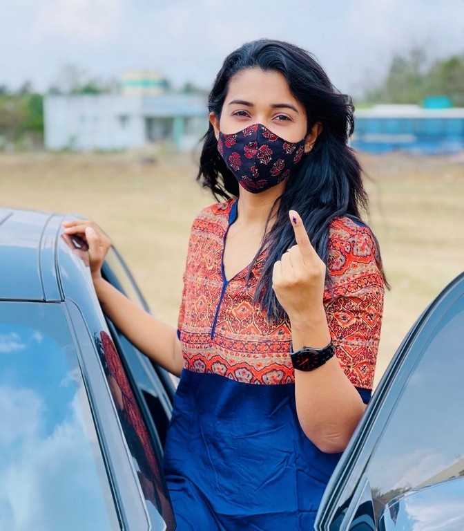 Celebrities casting vote in TN Elections - 24 / 35 photos