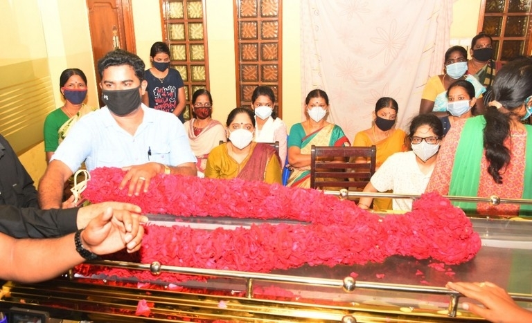 Celebs Condolences to Actor Vivek - 11 / 34 photos