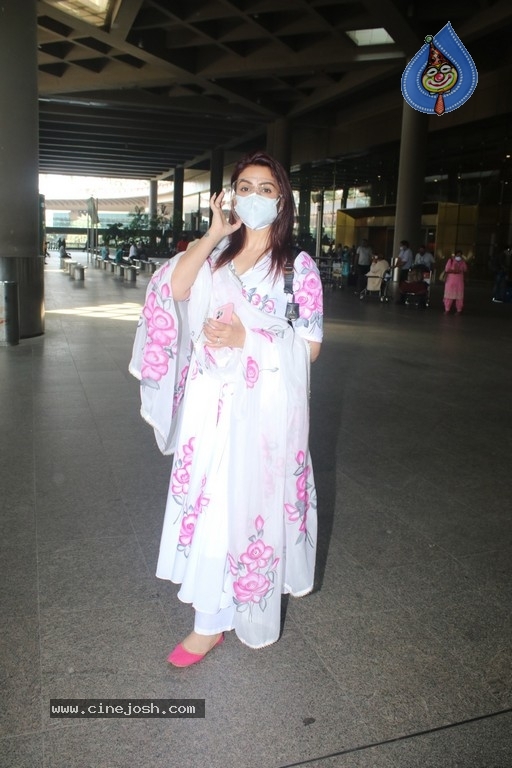 Akriti Kakar Spotted At Airport - 1 / 17 photos