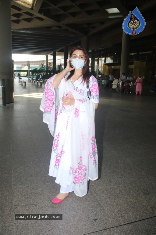 Akriti Kakar Spotted At Airport - 3 / 17 photos