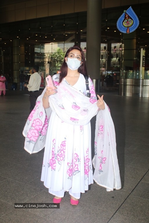 Akriti Kakar Spotted At Airport - 6 / 17 photos