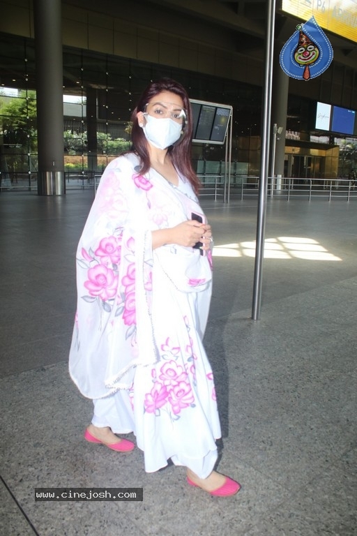 Akriti Kakar Spotted At Airport - 7 / 17 photos