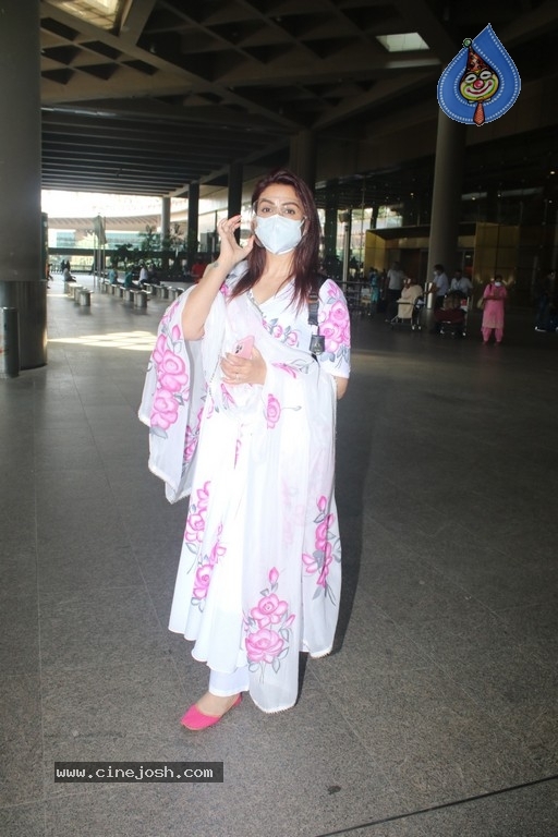 Akriti Kakar Spotted At Airport - 10 / 17 photos