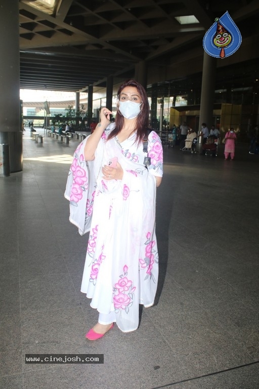 Akriti Kakar Spotted At Airport - 12 / 17 photos