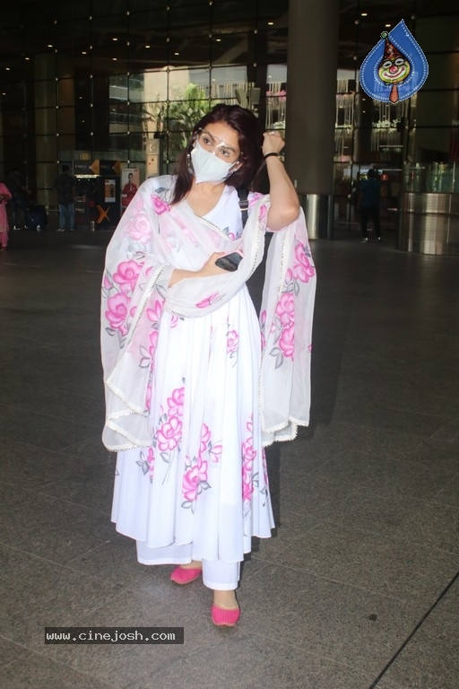 Akriti Kakar Spotted At Airport - 15 / 17 photos