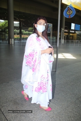 Akriti Kakar Spotted At Airport - 2 of 17