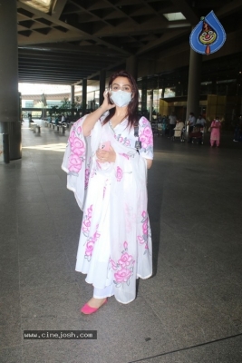 Akriti Kakar Spotted At Airport - 3 of 17