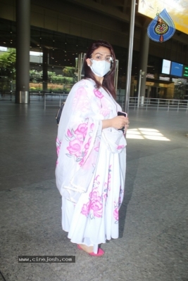 Akriti Kakar Spotted At Airport - 4 of 17