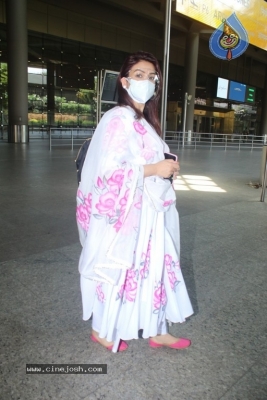 Akriti Kakar Spotted At Airport - 5 of 17