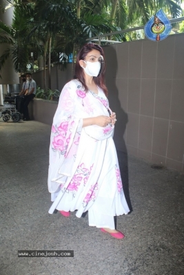 Akriti Kakar Spotted At Airport - 8 of 17