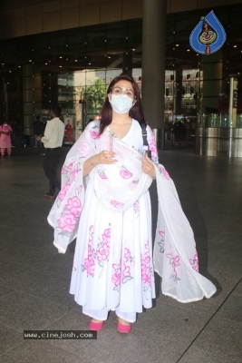 Akriti Kakar Spotted At Airport - 11 of 17