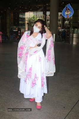 Akriti Kakar Spotted At Airport - 17 of 17