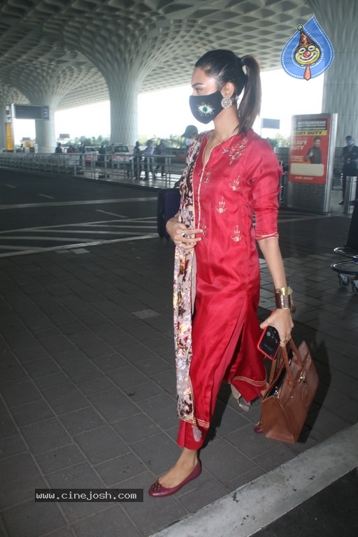 Erica Fernandes Spotted At Airport - 3 / 15 photos