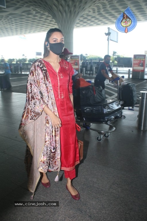 Erica Fernandes Spotted At Airport - 4 / 15 photos