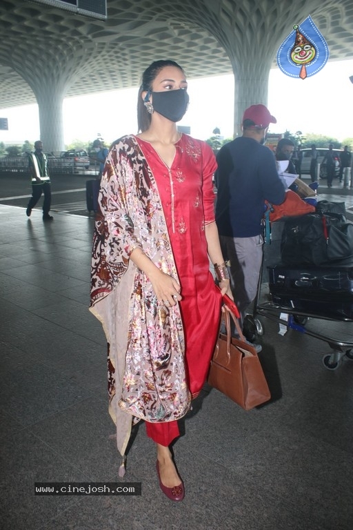 Erica Fernandes Spotted At Airport - 5 / 15 photos