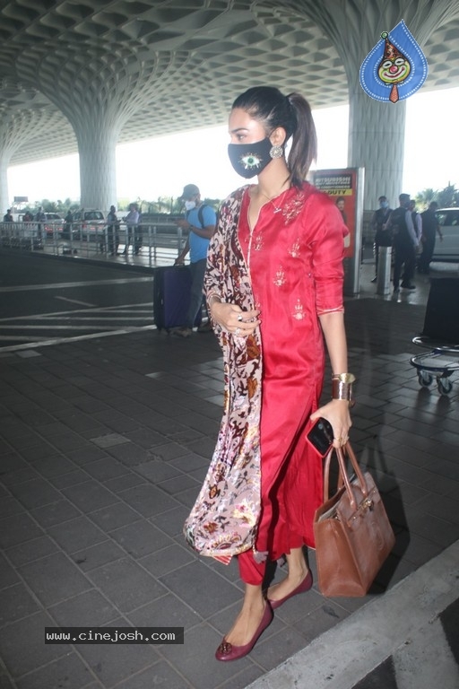 Erica Fernandes Spotted At Airport - 6 / 15 photos