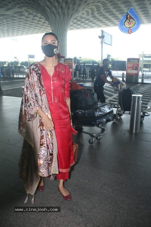 Erica Fernandes Spotted At Airport - 9 / 15 photos