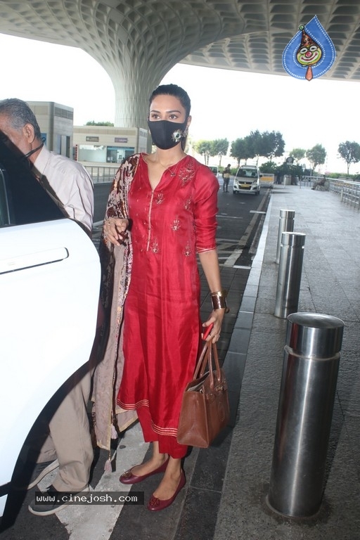 Erica Fernandes Spotted At Airport - 10 / 15 photos