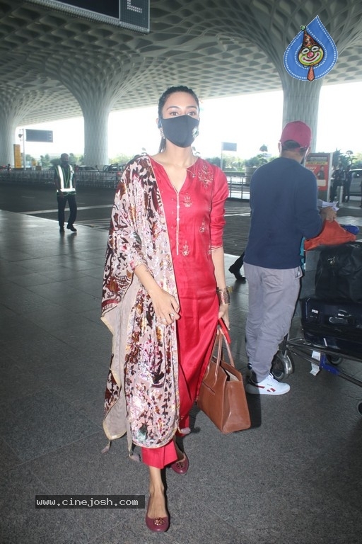 Erica Fernandes Spotted At Airport - 12 / 15 photos
