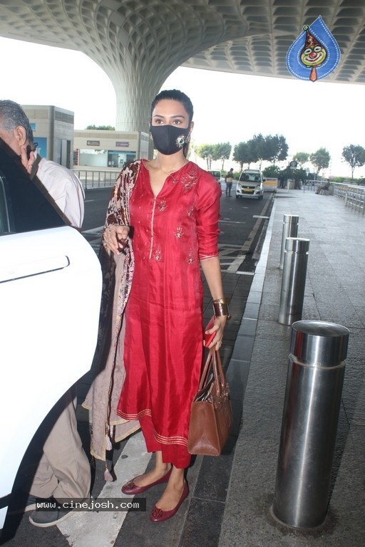 Erica Fernandes Spotted At Airport - 13 / 15 photos
